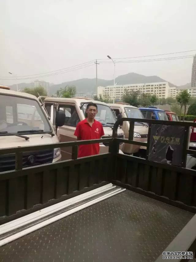在华南市场和西南市场，万虎经过多年精心培育，已经成为两大市场的主流品牌，不过全国范围内，留给这个快速发展品牌的空间仍很广阔，如陕甘宁边区，目前仍是河南车的主市场，因为河南车的先入为主，重庆制造久攻不下，部分重庆制造知难而退。万虎却偏向虎山行，迅速空降陕甘宁后，通过当地商贸公司开拓网络，凭借丰富的产品线和核心中轴技术，成为陕甘宁市场的新贵。  “宣传让品牌有知名度，而家喻户晓还得靠质量。”    延安  延强强  延强强上半年陆续订购5车（合计90辆）万虎三轮，他是万虎在延安的第一个经销商，因此开疆拓土，提升品牌影响力就成了他的主要工作。  与万虎结缘是一次机遇。延强强2015年底出差重庆，听朋友说万虎在开年会，可以了解了解，延强强来到万虎年会现场，对万虎进行全面了解。  “我维修出身，有十多年的技术功底，在延安地区，维修技术可排到前五名，我对中轴技术进行全面了解，认为具有很强优势，而且万虎车做工大气，款式新颖，不容置疑。”  陕西省三轮车市场几乎被北方车承包，由于北方车先入为主，又有价格优势，给代理重庆制造的经销商提出了严峻的考验。  “万虎作为新入产品，需要扎扎实实做宣传。因此工厂赞助了大量广宣材料，我驾驶着舞台车，去各个区县乡镇路演，让消费者和零售商感受产品品质，提升万虎的影响力，拓宽网络。”  延强强对中轴技术认可，他认为该技术动力强大，实用性佳，非常适合西北的农用领域发展。  “充分利用客户资源，强化万虎影响力。”    甘肃兰州欧星公司  孔付存 作为甘肃区域市场的新面孔，万虎品牌选择了能力出众，有魄力的经销商，攻克市场。  孔付存于今年4月份接手万虎品牌，经过他的悉心梳理，万虎“颇有起色”，考虑到民众基础不深，孔并没有与工厂签订销量协议，但是下半年，他仍旧给自己定下了800辆的计划。 “万虎车的卖点好，特别是中轴技术，非常适合陇南地区的消费者，虽然价格比较高，但是中高端产品将是兰州市场未来的新增长点，我们不能活在北方车低价位的阴影下。我们要开创高端产品的新格局，这是不可阻挡的历史潮流。”  孔表示，目前甘肃消费者品牌意识不强，下半年他的工作重心，将是强化品牌影响力，做推广工作。通过车体广告、墙体广告，免费点检活动等，培养消费者对万虎品牌的认知。  “甘肃是一个老三轮车市场，很多大品牌在这里生根发芽。甘肃兰州欧星公司，扎根行业十多年，有强大的人脉资源，我们将通过优化资源，让万虎品牌可以在兰州落地生根，辐射甘肃。我们的八人销售团队，已经正式启动。”  孔付存信心满满地告诉记者。  “河南万虎已得北方车精髓”     宁夏吴忠    韩长河 作为新加盟万虎的韩长河，不鸣则已，一鸣惊人，加盟当月就实现单店月销量30辆+的优秀成绩，令同行咋舌，也让万虎经销商艳羡不已  为何一个万虎新人能取得如此成绩？韩长河告诉记者，他目前主营河南万虎，河南万虎的价格合适，消费者购买意愿强。在价格战严重的市场，韩总表示，保证薄利多销，最大化消费群体，也是塑造万虎品牌的方式。  “中轴技术在全国范围推广成功，但宁夏高端车氛围不够，因此我尝试通过河南万虎，打开品牌通道，让更多人快速了解万虎的动力性能、载重性能。在未来新一轮的换车潮中，用户对万虎中轴技术将有新的认识，他们对价格将不再敏感。”  陕甘宁边区过去是红色革命根据地，今天是万虎重点攻克的区域，如果陕甘宁成功扎根，就可以与西南、华南连成一片，万虎对南方市场的掌控能力将大幅提升。南方根基稳固，攻占北方的计划，也将成为可能。
