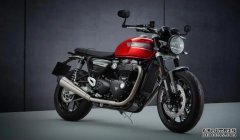 <b>大只500注册登录复古车中的西装暴徒，凯旋Thru</b>